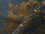 Antiker Baumwollstoff anthrazit mit eingewebtem Art-Déco Rosendekor in goldfarbener Seide